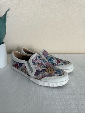 New EARTH Floral Slip-On Casual Sneakers - White Multicolor